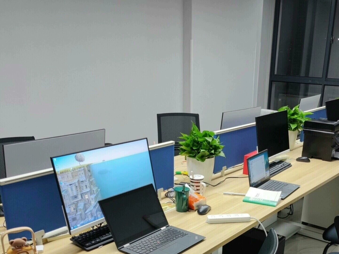 二手电脑全套，几乎全新，之前是做电商，办公电脑，办公室所有的办公设备低价处理。 激光四合一打印机5台， 台式电脑58套， ThinkPad高端笔记本6个， 